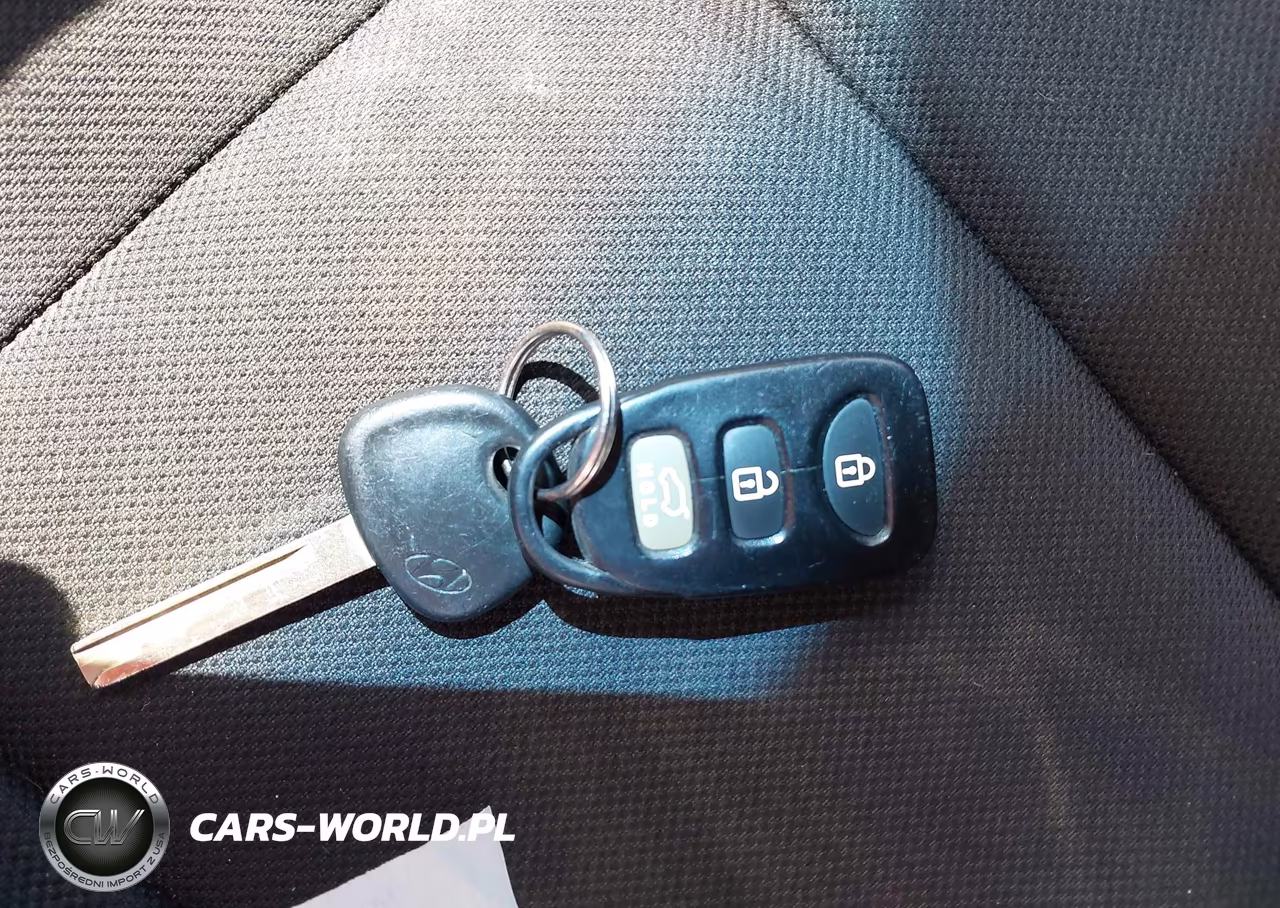 2016 Hyundai Veloster VIN:KMHTC6AD5GU283373 - 11