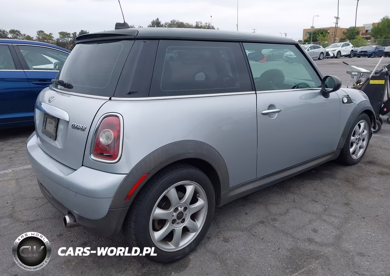 2009 Mini Cooper VIN:WMWMF33589TW72518 - 4