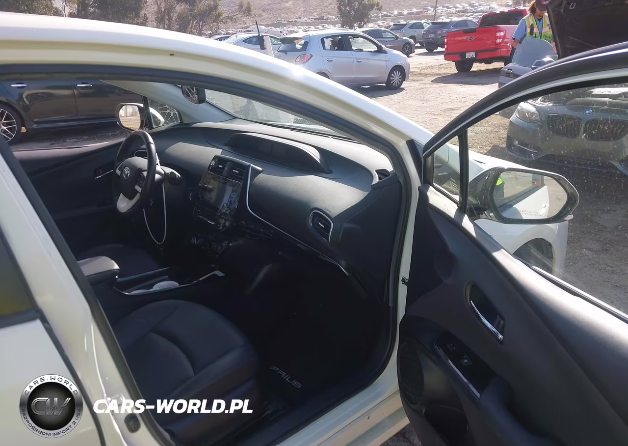 2016 Toyota Prius Four Touring VIN:JTDKARFU5G3519946 - 5