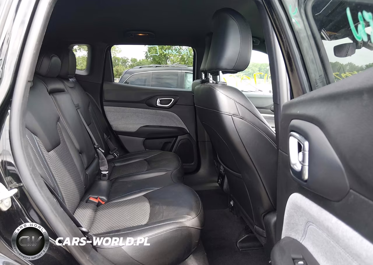 2024 Jeep Compass Latitude 4X4 VIN:3C4NJDBN8RT119594 - 8