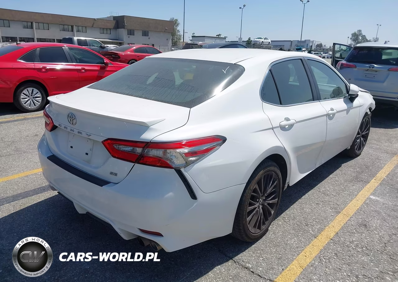2018 Toyota Camry Se VIN:4T1B11HK3JU133245 - 4