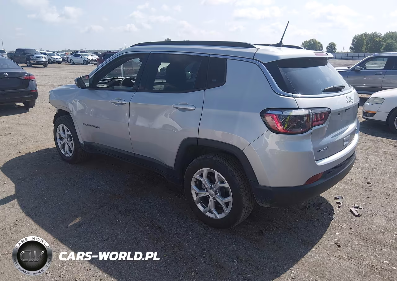 2024 Jeep Compass Latitude 4X4 VIN:3C4NJDBNXRT138857 - 3