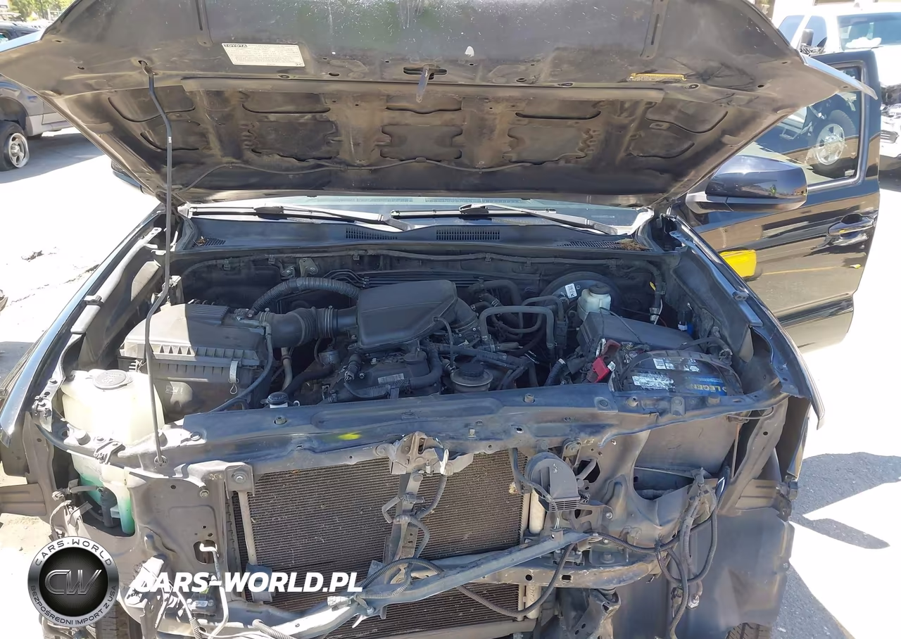 2018 Toyota Tacoma Sr VIN:5TFAX5GN3JX121175 - 10