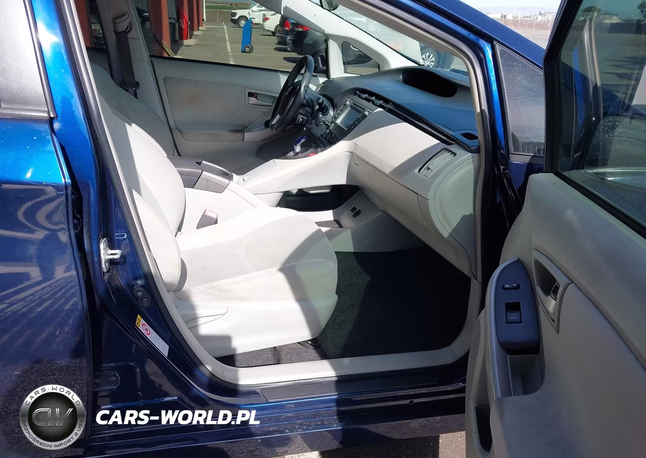 2013 Toyota Prius Two VIN:JTDKN3DU5D1645686 - 5