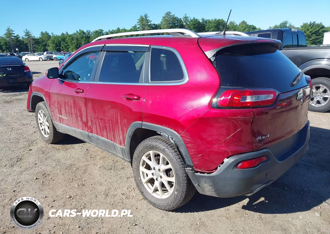 2017 Jeep Cherokee Latitude 4X4 VIN:1C4PJMCS1HW579847 - 3