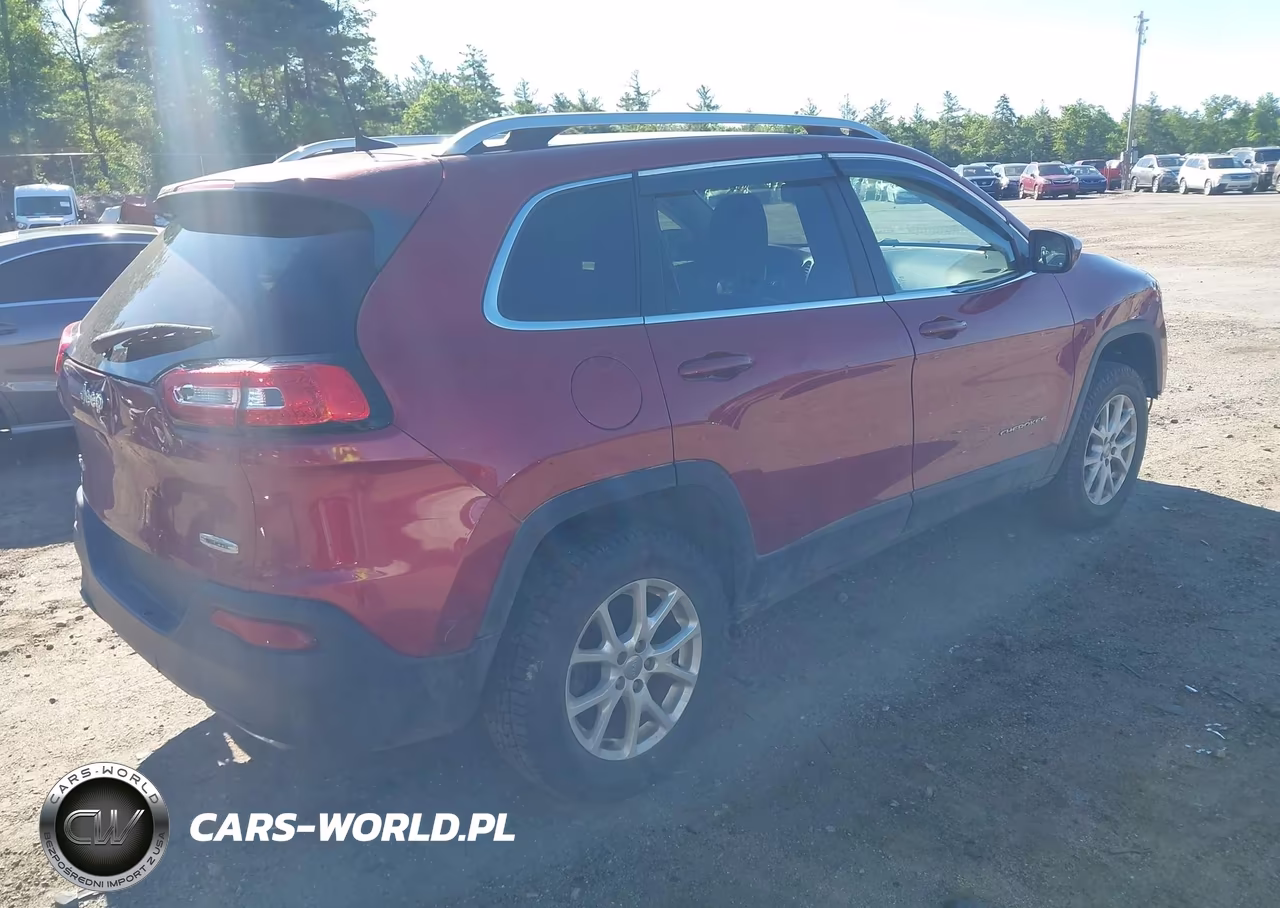 2017 Jeep Cherokee Latitude 4X4 VIN:1C4PJMCS1HW579847 - 4
