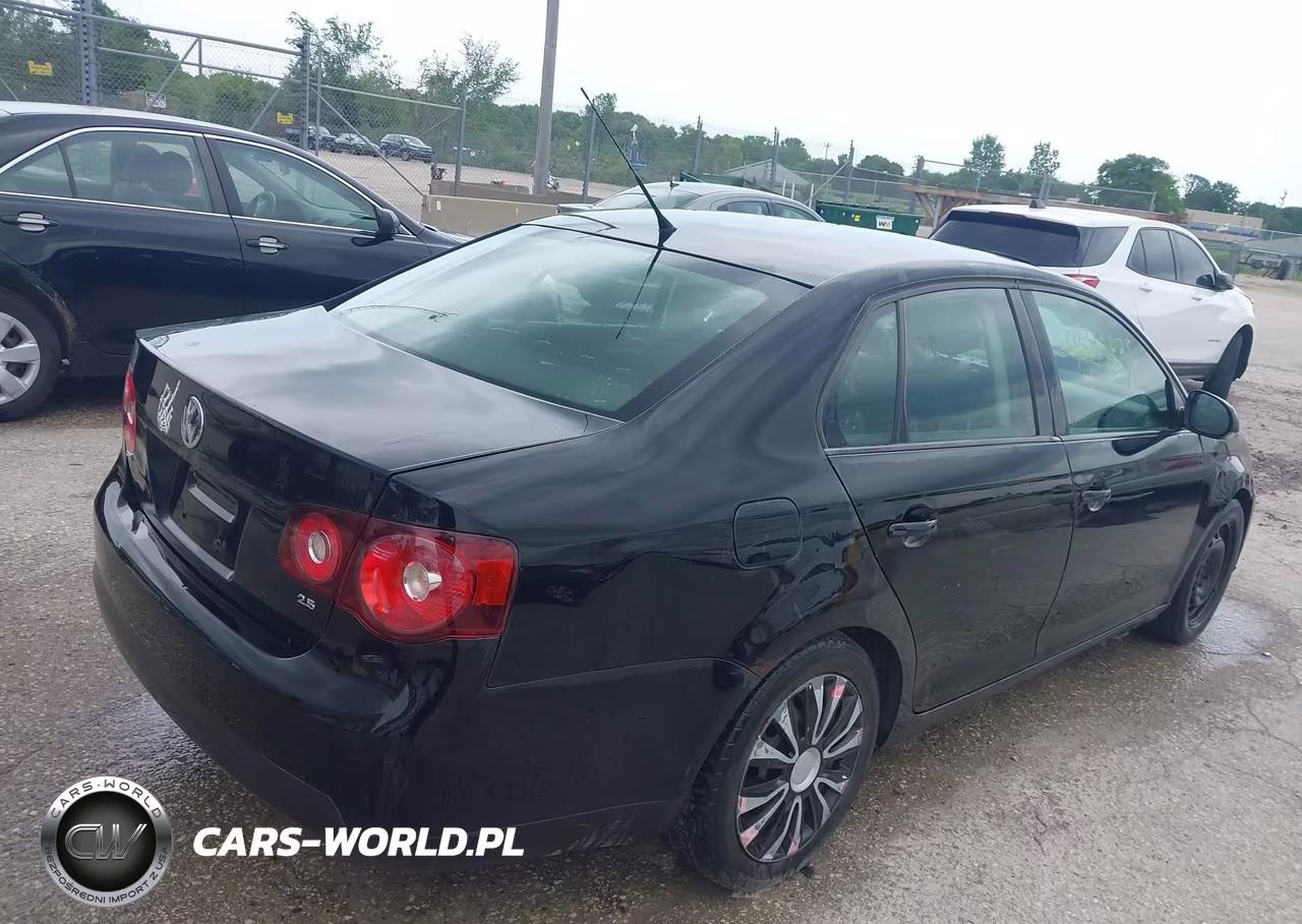 2010 Volkswagen Jetta S VIN:3VWJX7AJ9AM023904 - 4