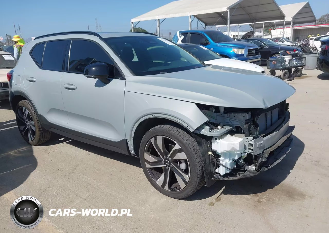 2024 Volvo Xc40 B5 Ultimate Dark Theme – zdjęcie 1 z 17