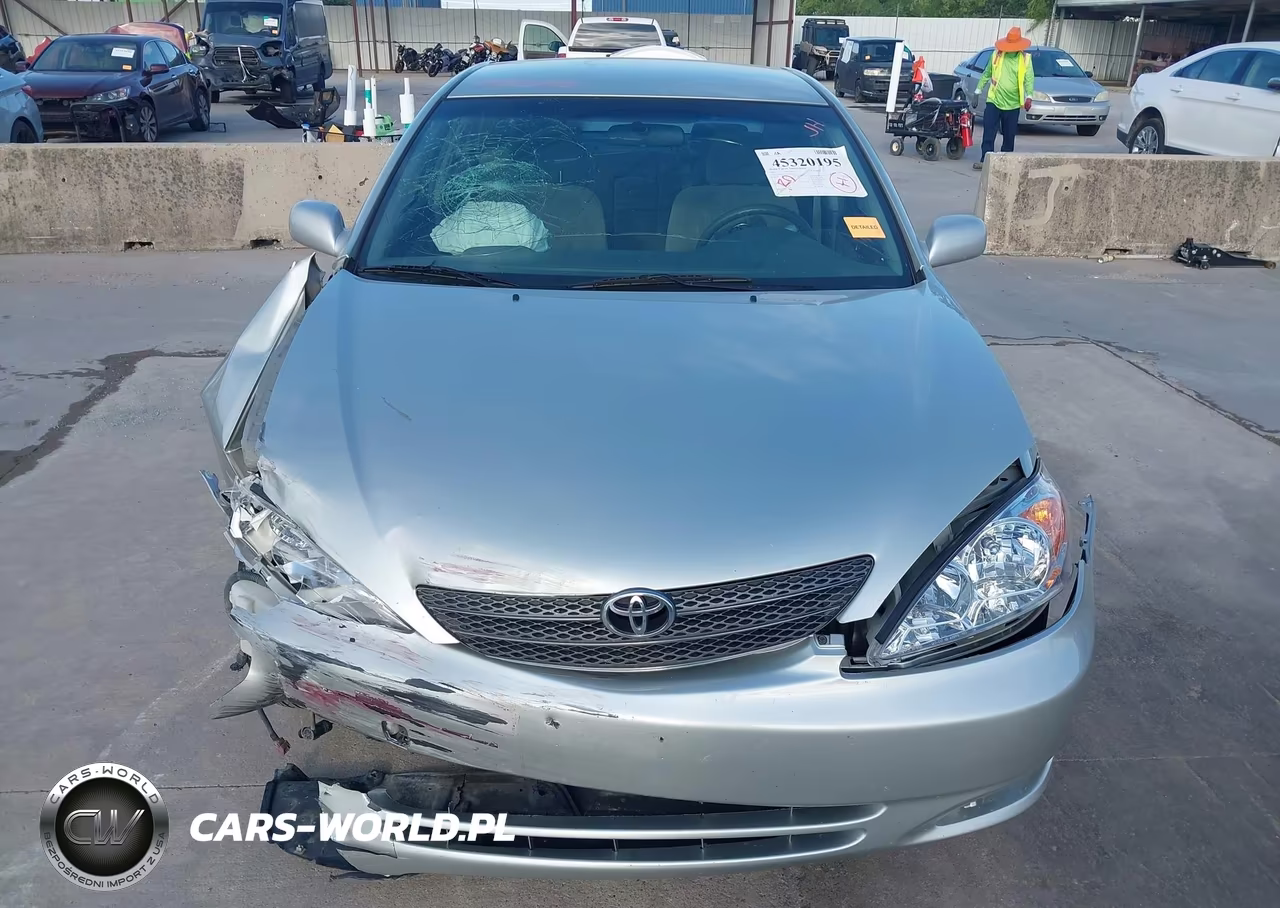 2002 Toyota Camry Le VIN:JTDBE32K020107465 - 12