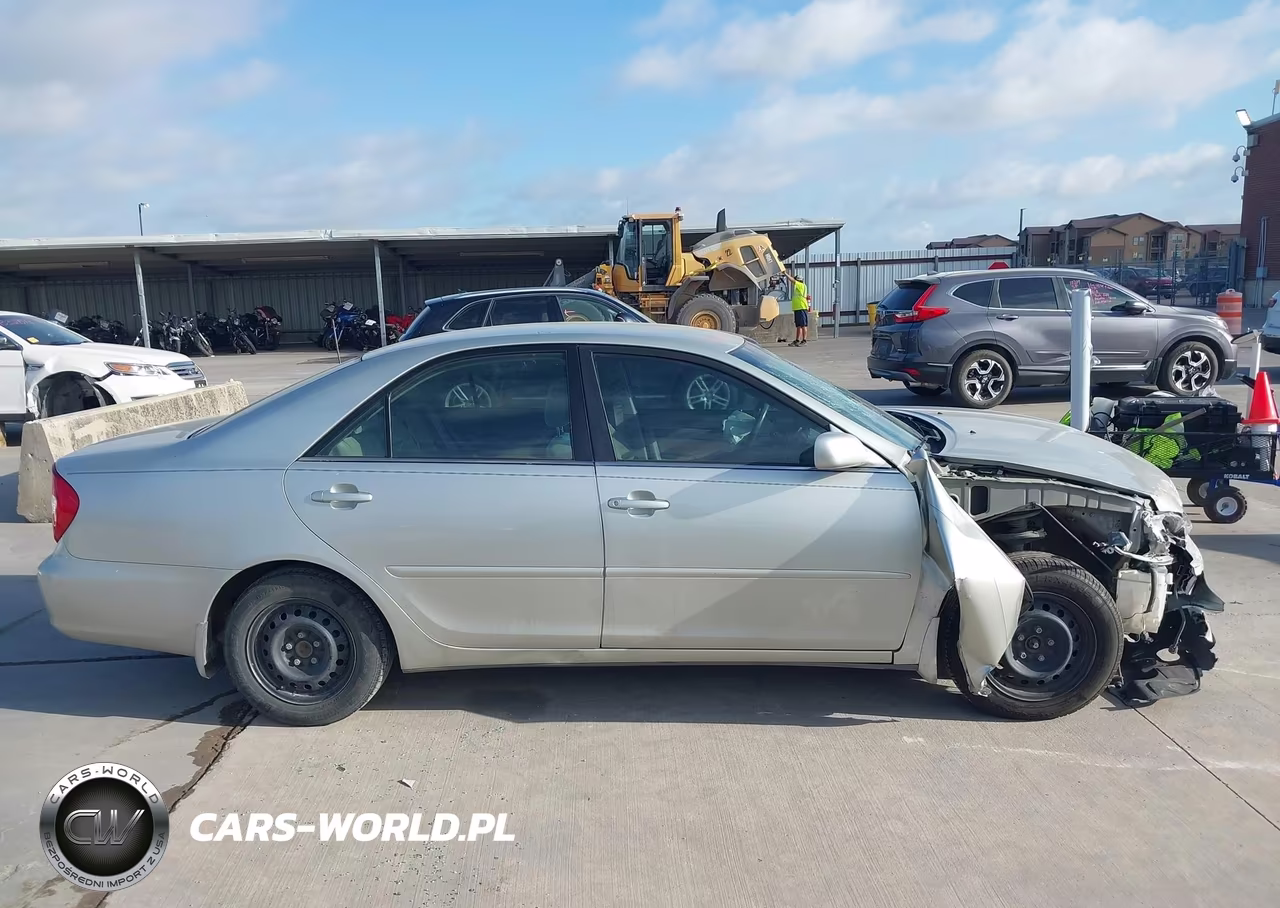 2002 Toyota Camry Le VIN:JTDBE32K020107465 - 13