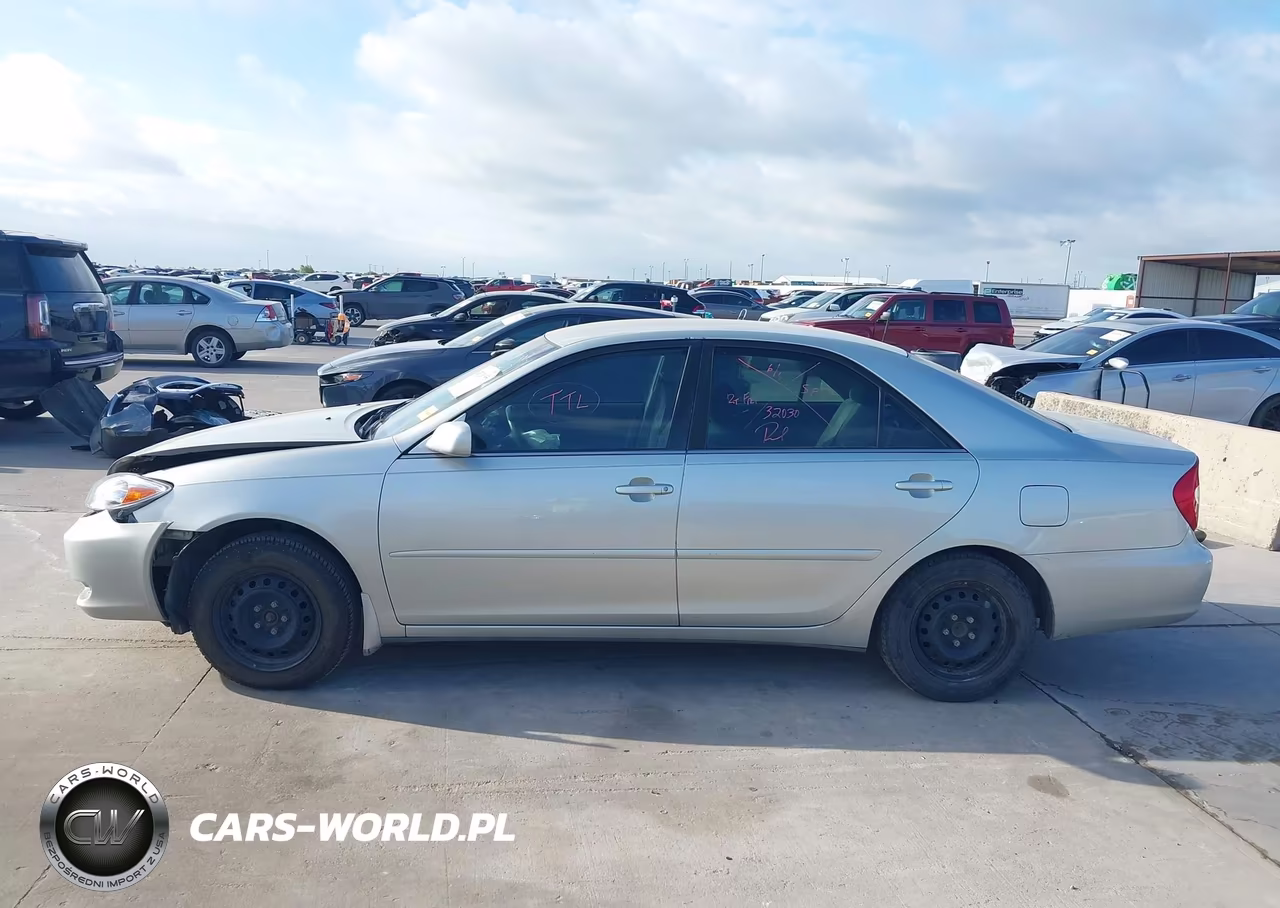 2002 Toyota Camry Le VIN:JTDBE32K020107465 - 14