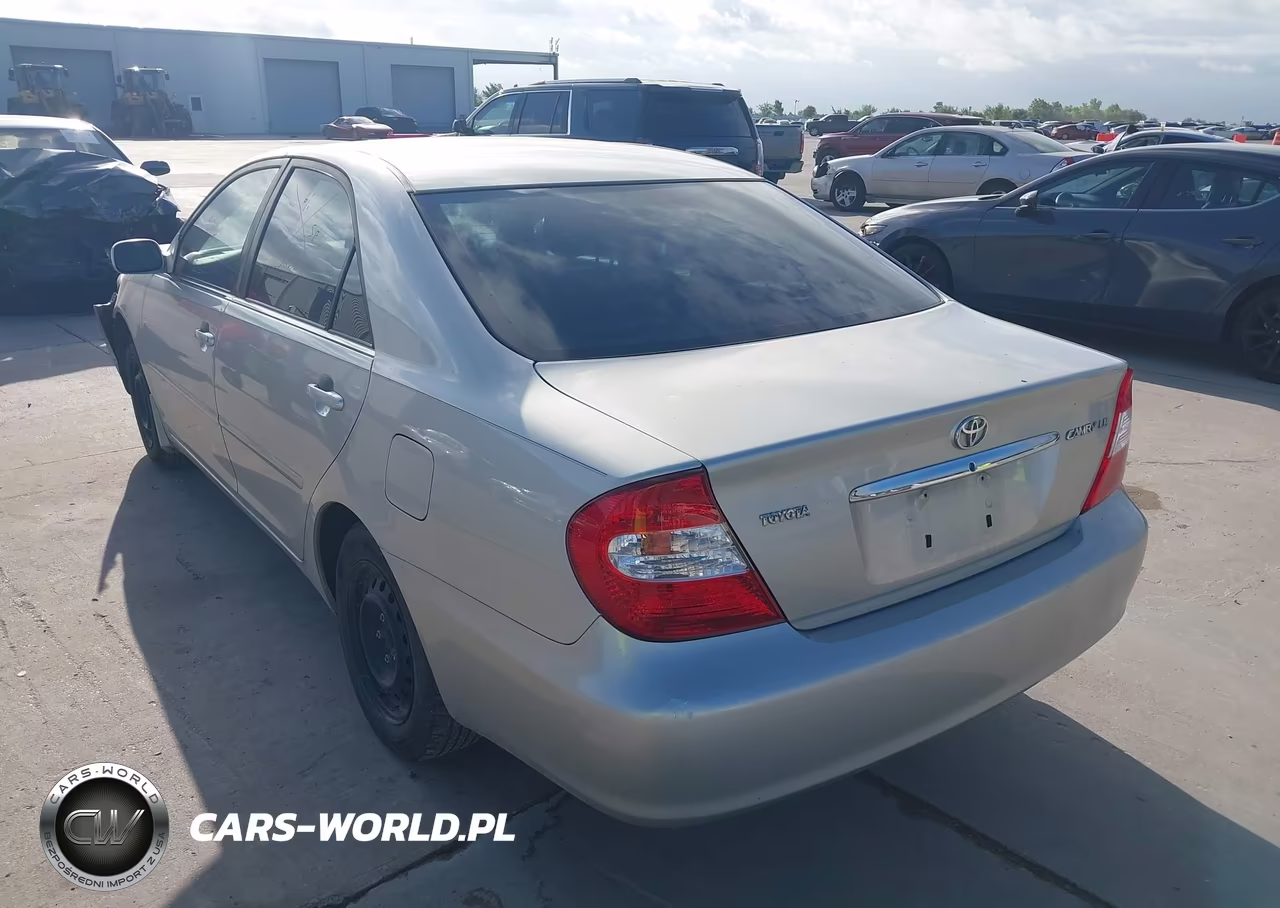 2002 Toyota Camry Le VIN:JTDBE32K020107465 - 3
