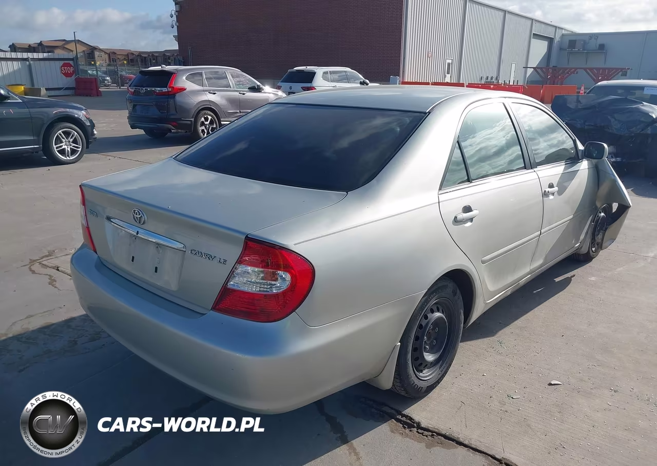 2002 Toyota Camry Le VIN:JTDBE32K020107465 - 4