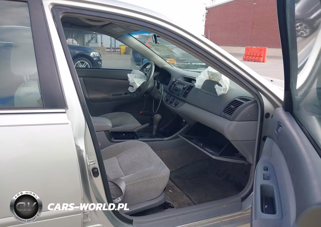 2002 Toyota Camry Le VIN:JTDBE32K020107465 - 5
