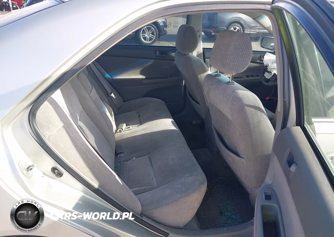 2002 Toyota Camry Le VIN:JTDBE32K020107465 - 8