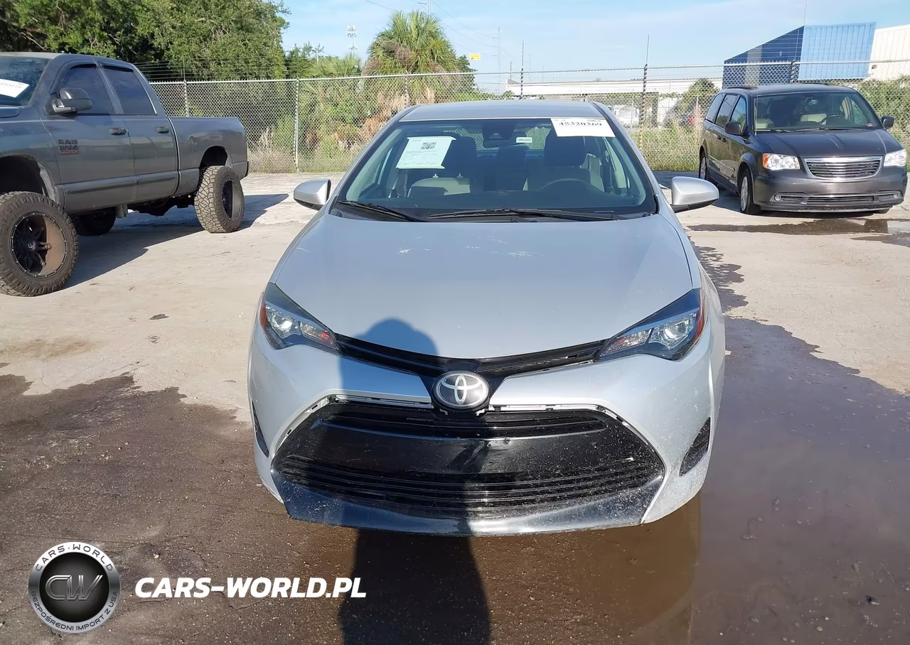 2018 Toyota Corolla Le VIN:5YFBURHE9JP840447 - 12