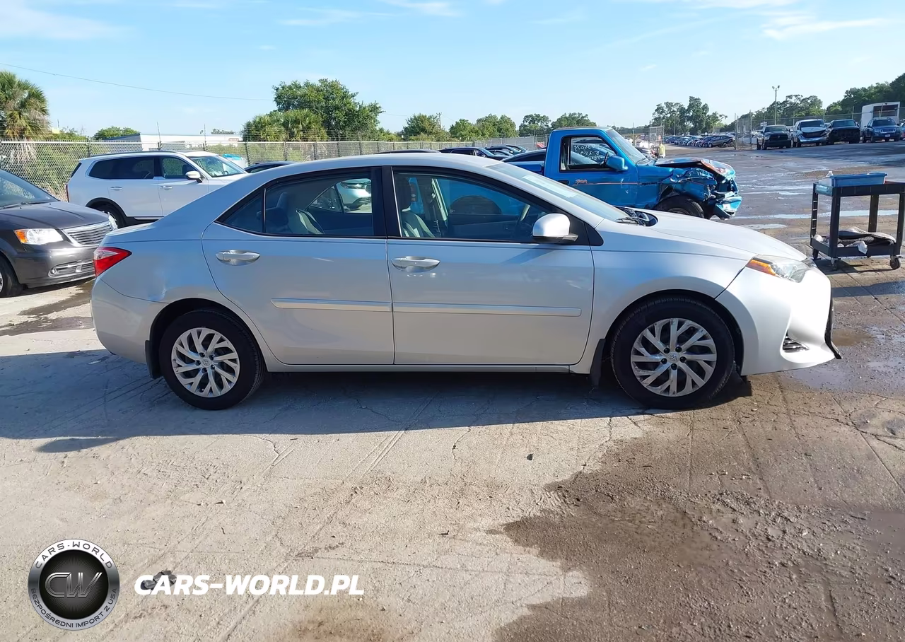 2018 Toyota Corolla Le VIN:5YFBURHE9JP840447 - 13