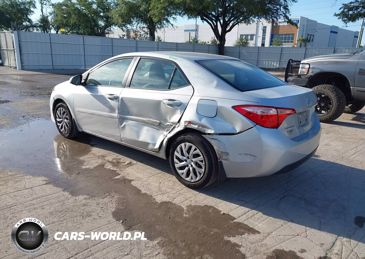 2018 Toyota Corolla Le VIN:5YFBURHE9JP840447 - 3