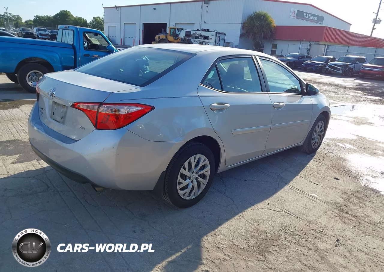 2018 Toyota Corolla Le VIN:5YFBURHE9JP840447 - 4