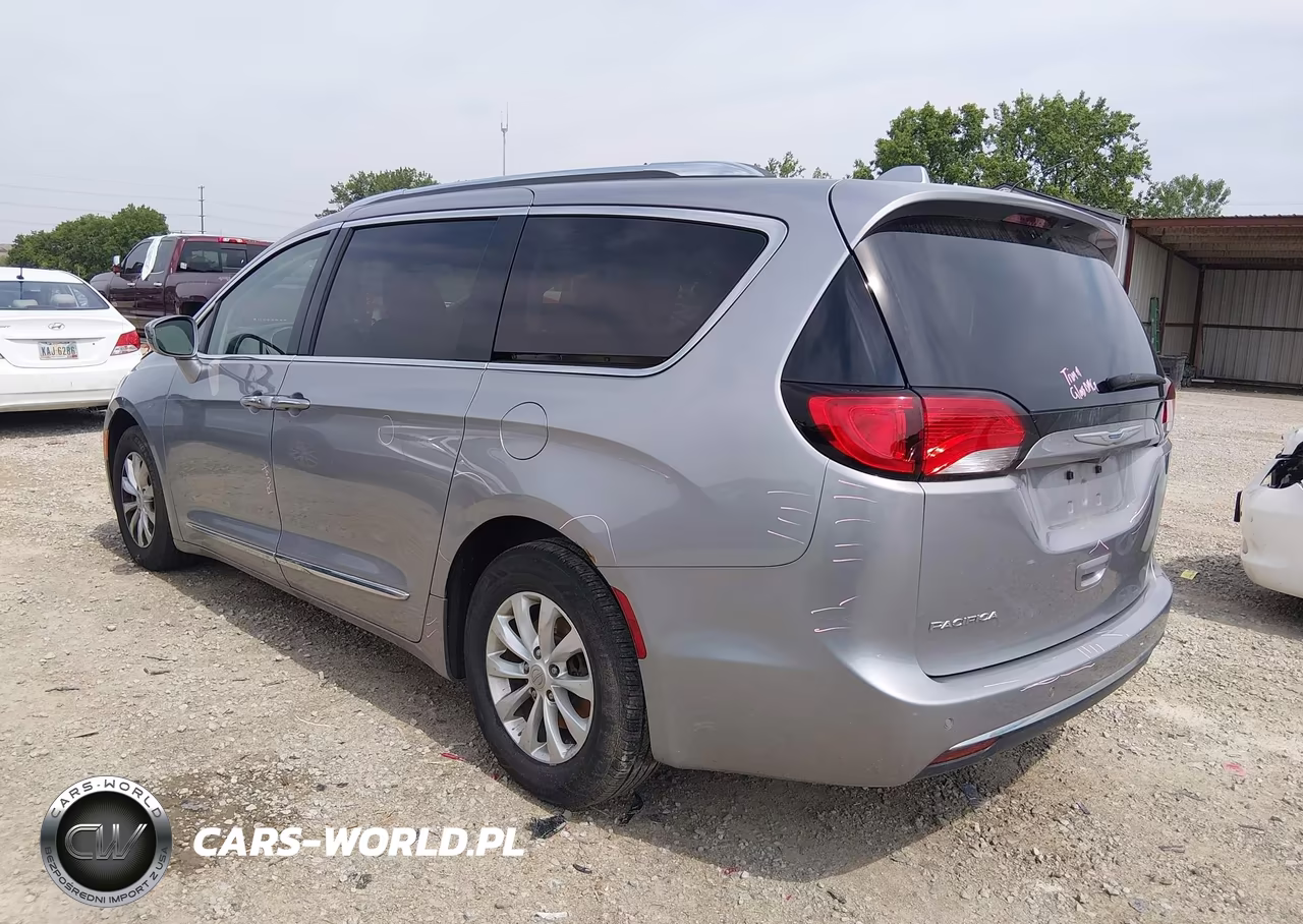 2018 Chrysler Pacifica Touring L VIN:2C4RC1BG7JR260854 - 3