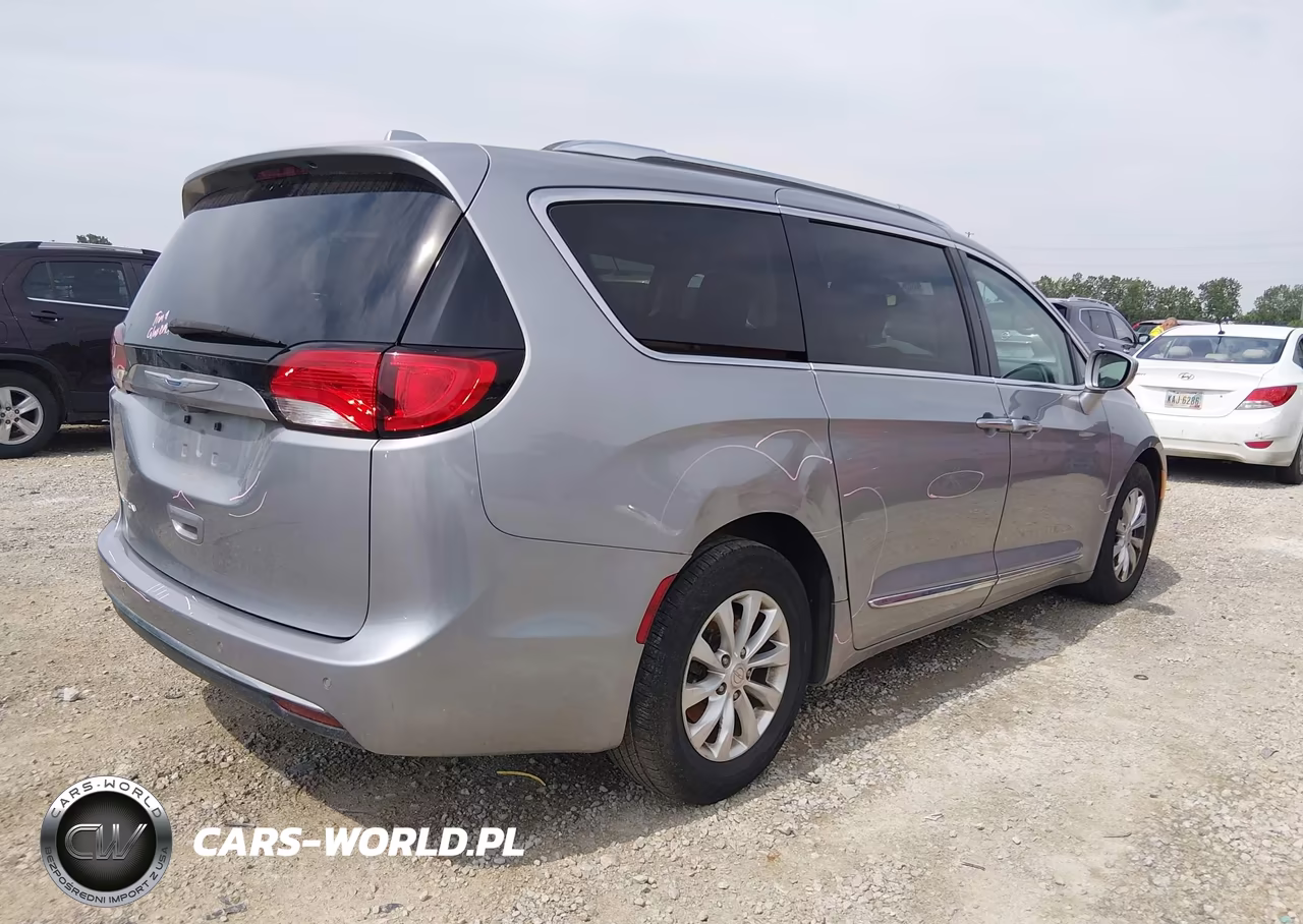 2018 Chrysler Pacifica Touring L VIN:2C4RC1BG7JR260854 - 4