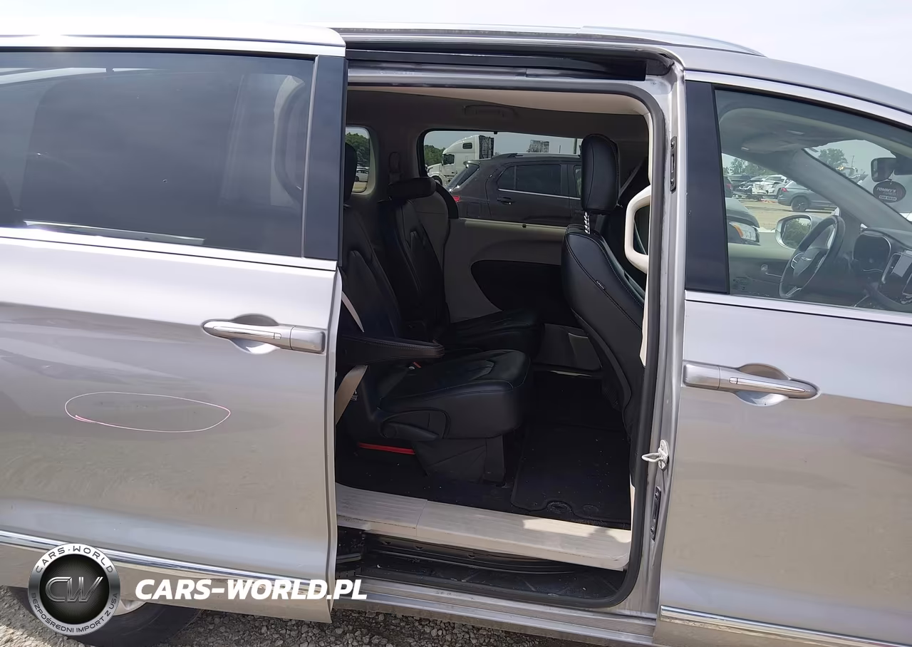 2018 Chrysler Pacifica Touring L VIN:2C4RC1BG7JR260854 - 8