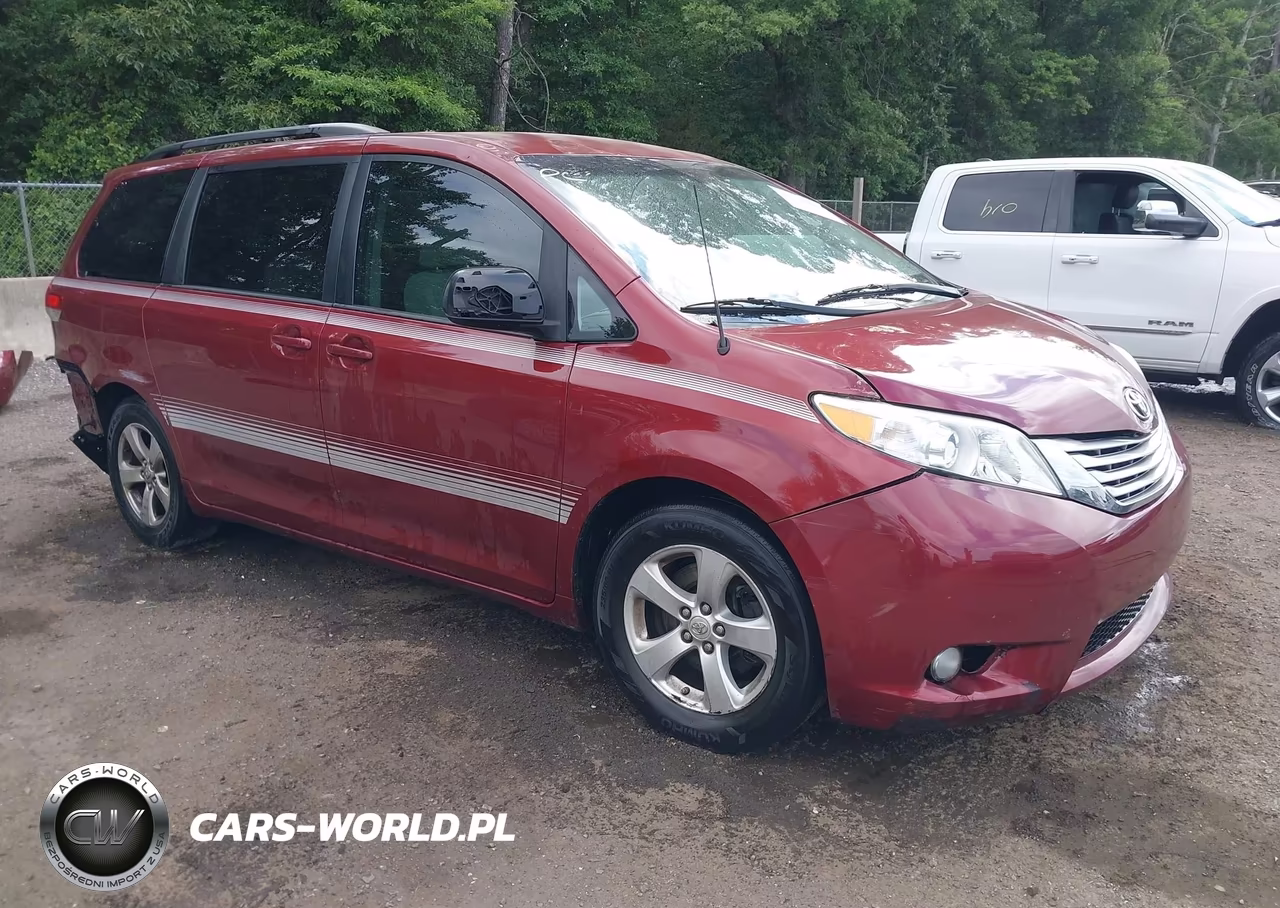 2013 Toyota Sienna Le V6 8 Passenger