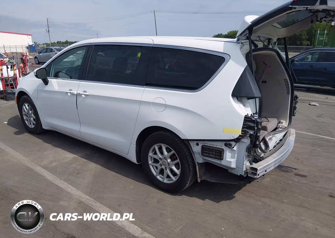 2017 Chrysler Pacifica Touring VIN:2C4RC1DG8HR831176 - 3