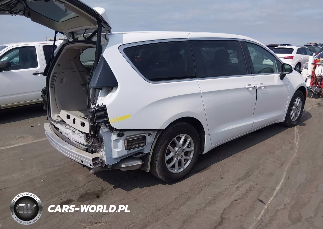 2017 Chrysler Pacifica Touring VIN:2C4RC1DG8HR831176 - 4