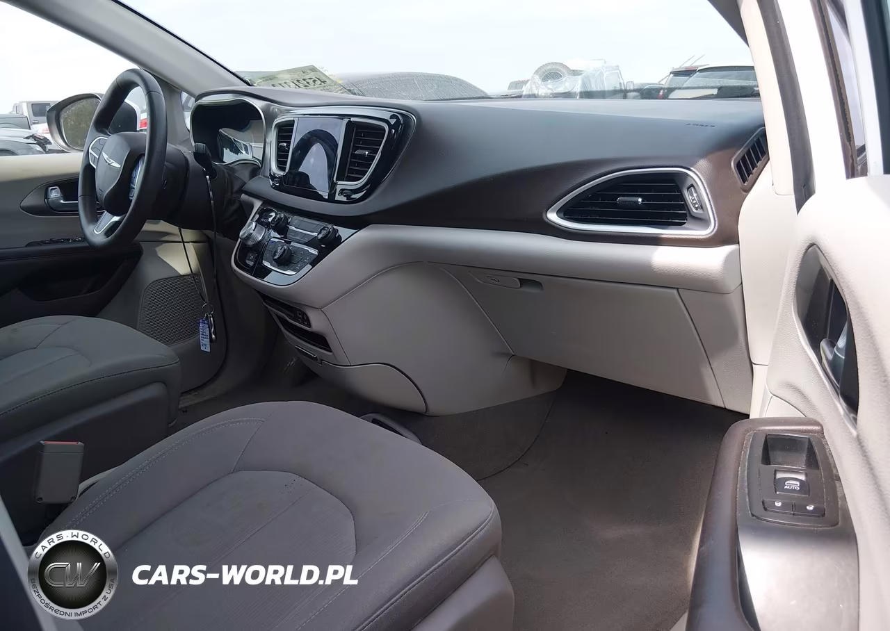 2017 Chrysler Pacifica Touring VIN:2C4RC1DG8HR831176 - 5