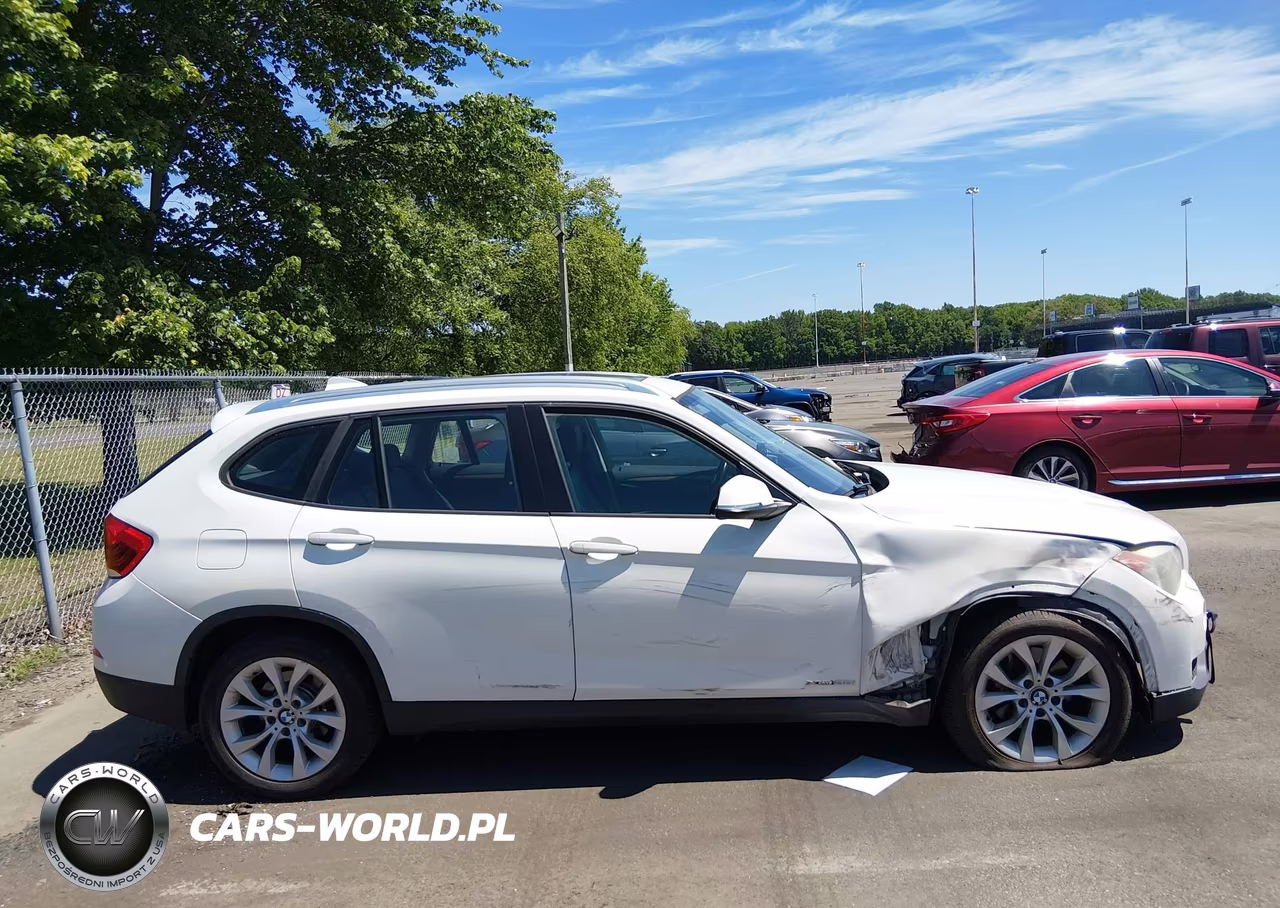 2014 BMW X1 xDrive28I VIN:WBAVL1C55EVY14579 - 13