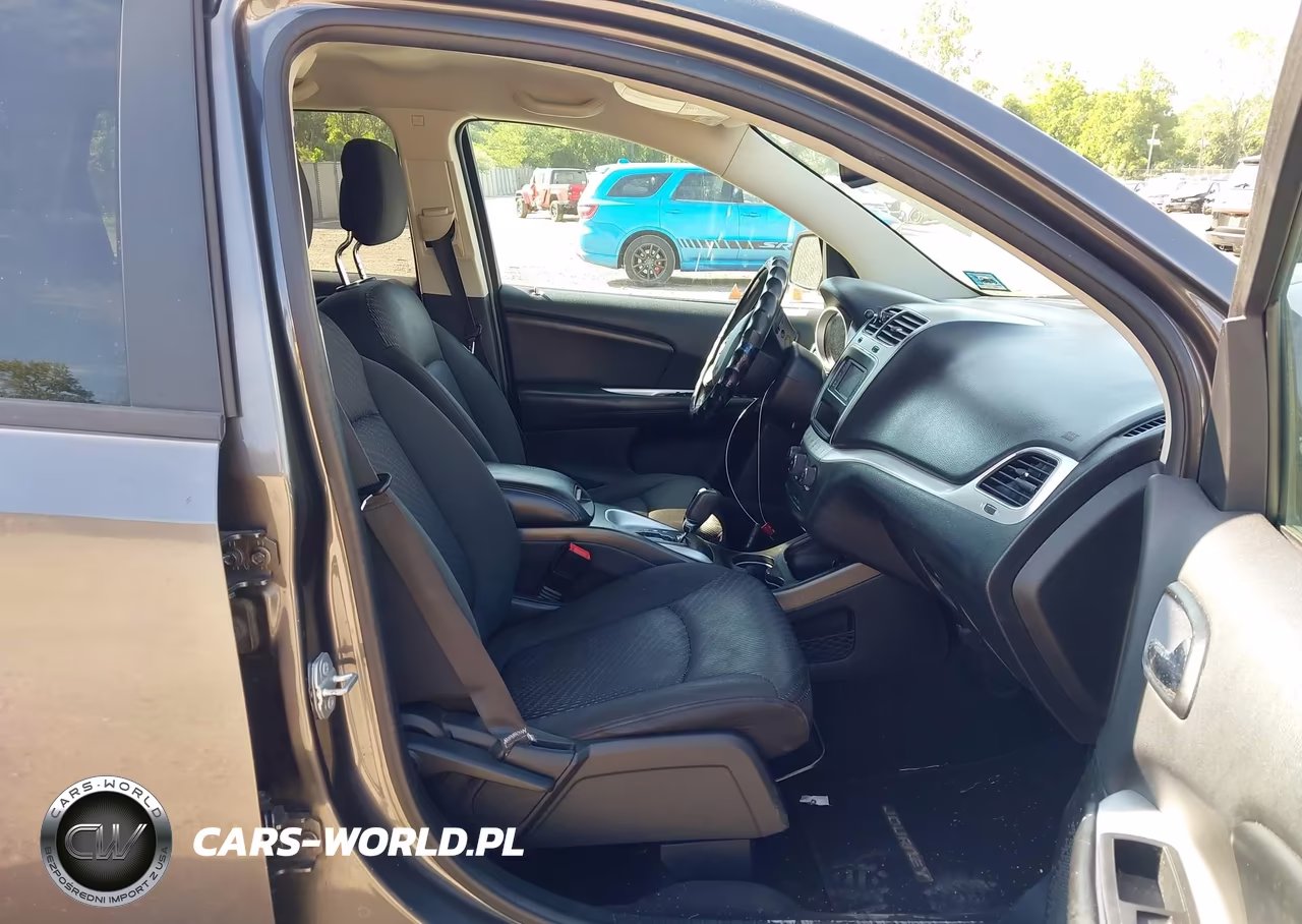 2017 Dodge Journey Crossroad VIN:3C4PDCGBXHT525464 - 5