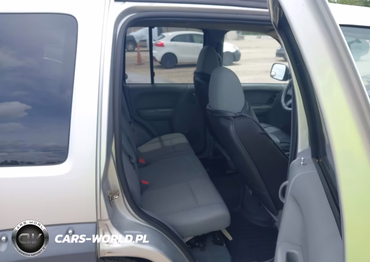 2005 Jeep Liberty Renegade VIN:1J4GL38K75W631484 - 8