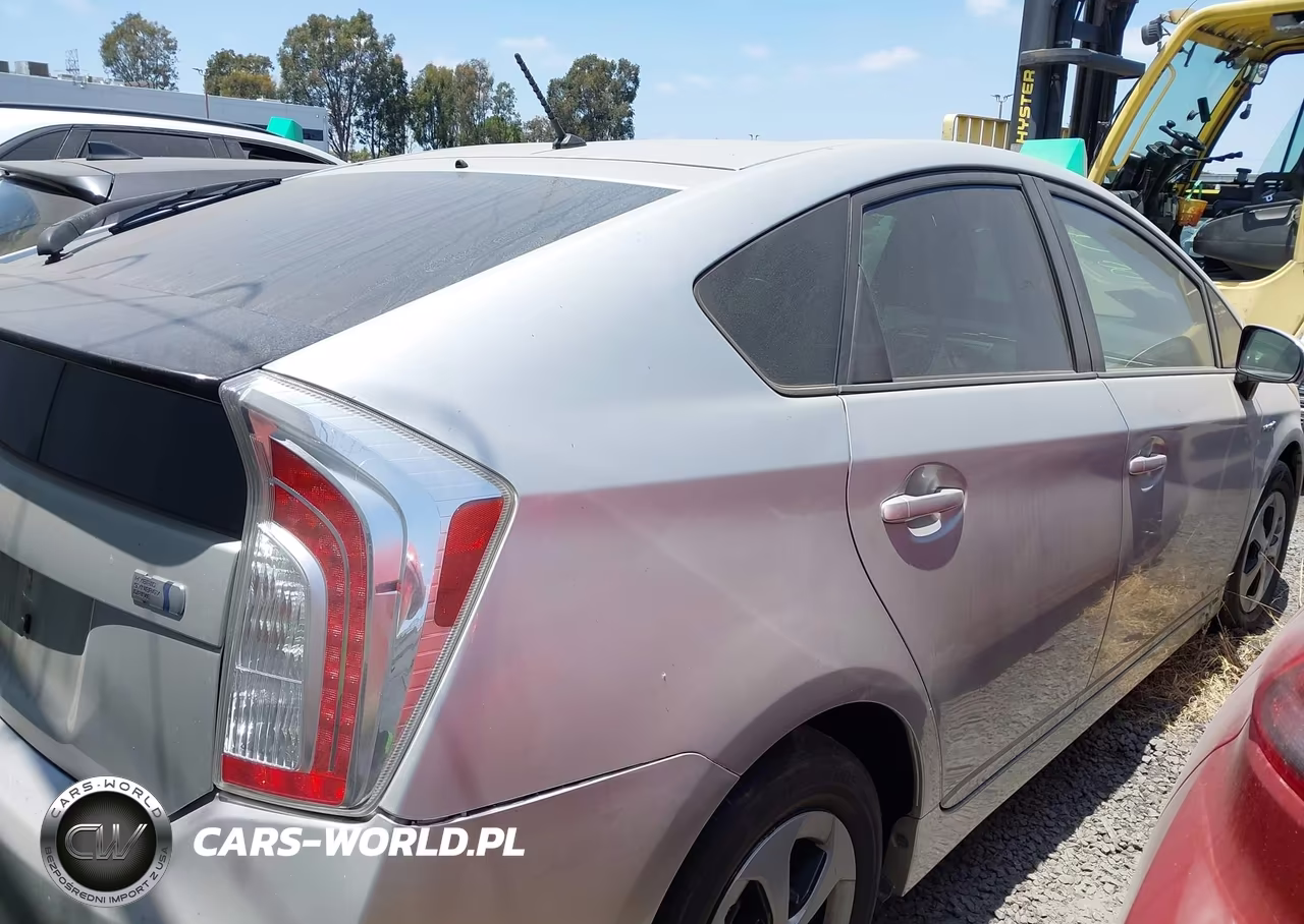 2015 Toyota Prius Two VIN:JTDKN3DU8F0462064 - 4