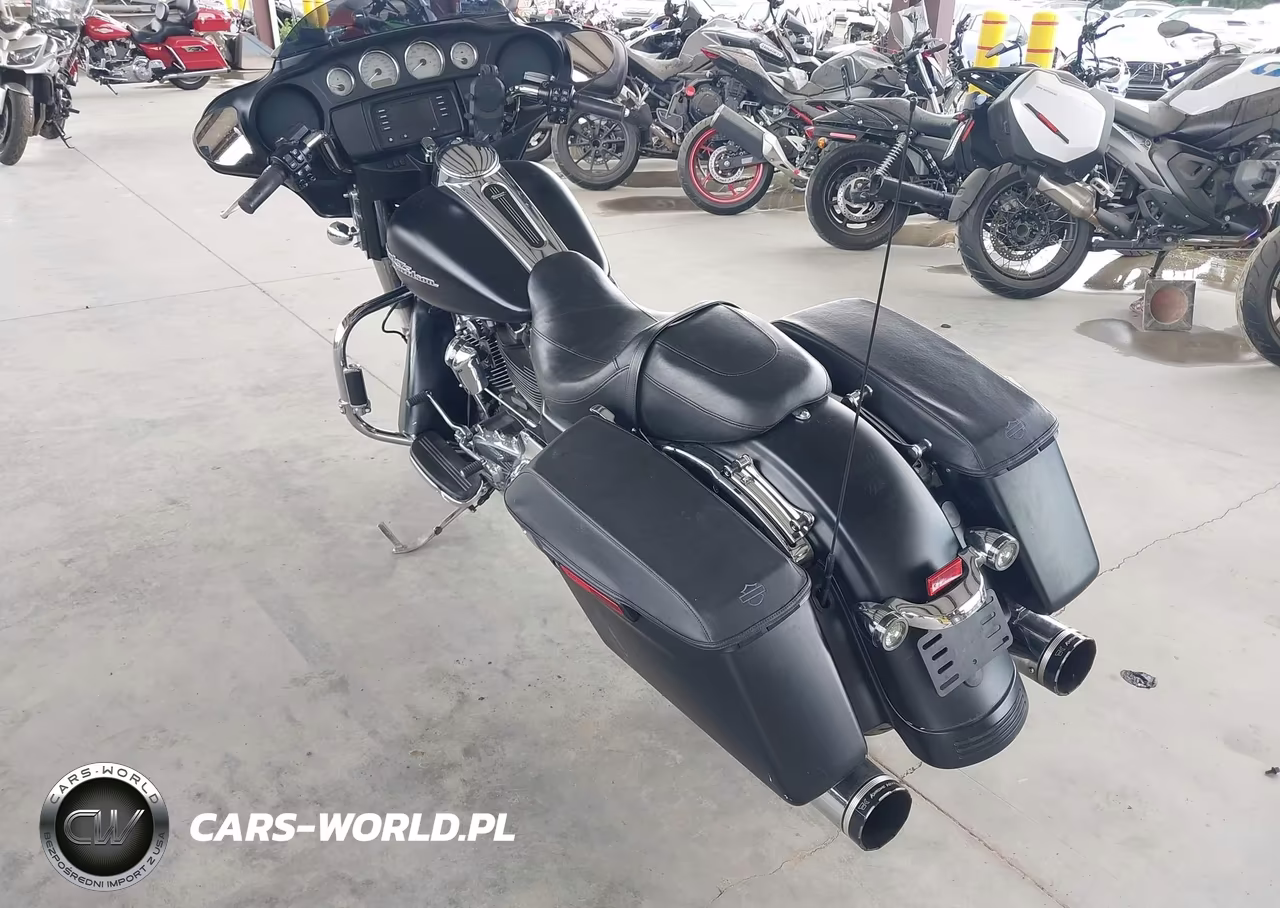 2017 Harley-Davidson Flhx Street Glide VIN:1HD1KBC13HB685107 - 3