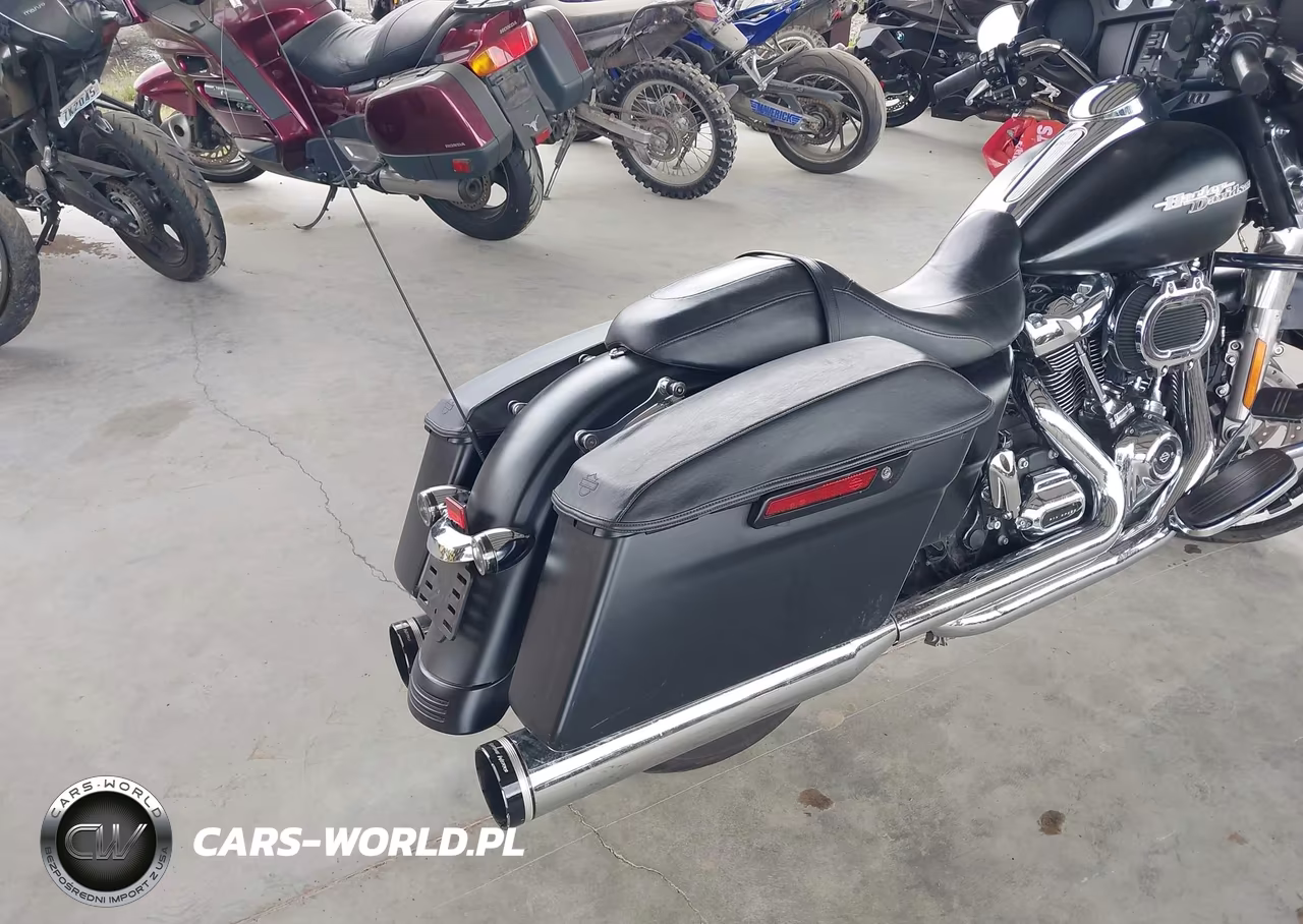 2017 Harley-Davidson Flhx Street Glide VIN:1HD1KBC13HB685107 - 4