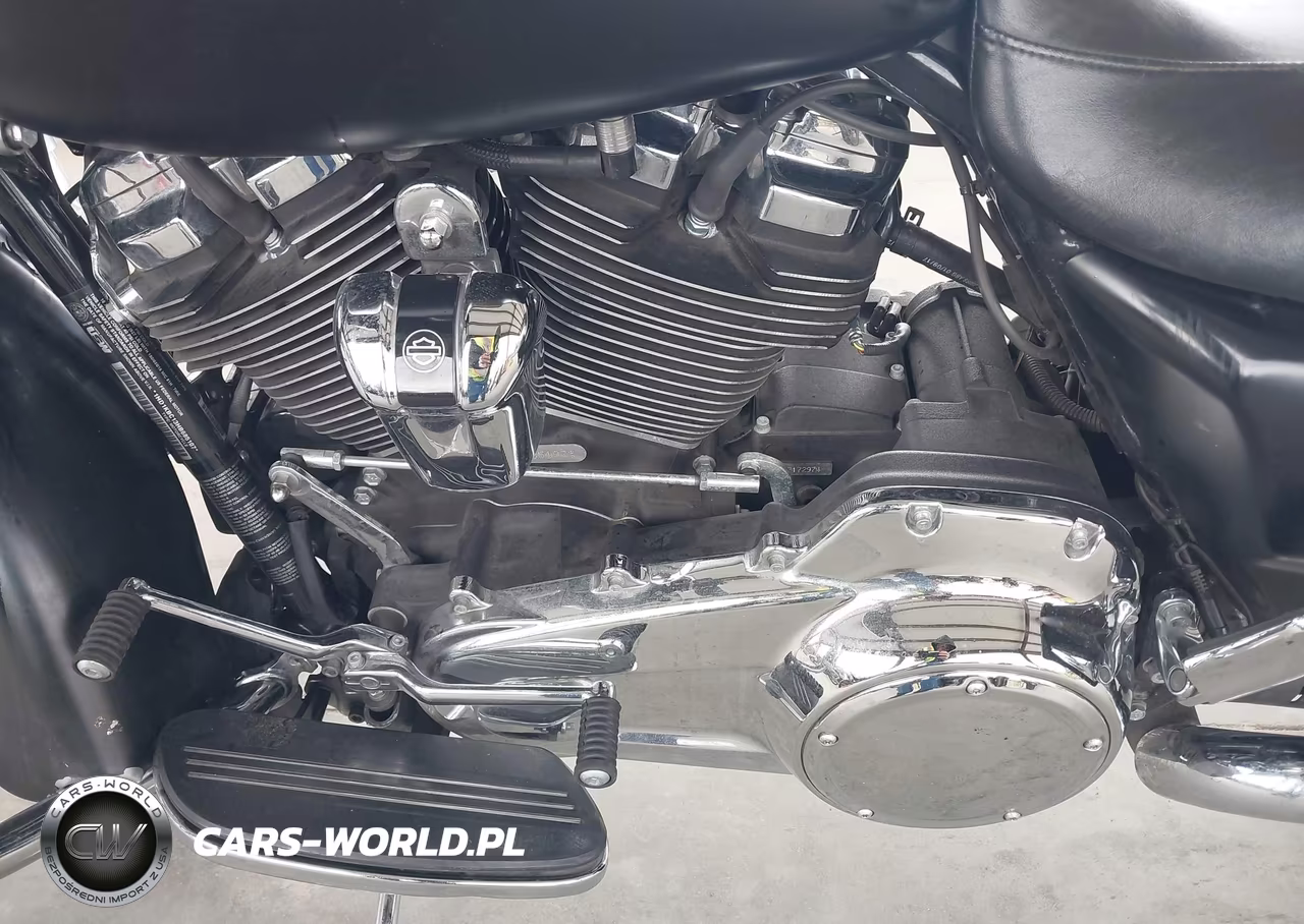 2017 Harley-Davidson Flhx Street Glide VIN:1HD1KBC13HB685107 - 9
