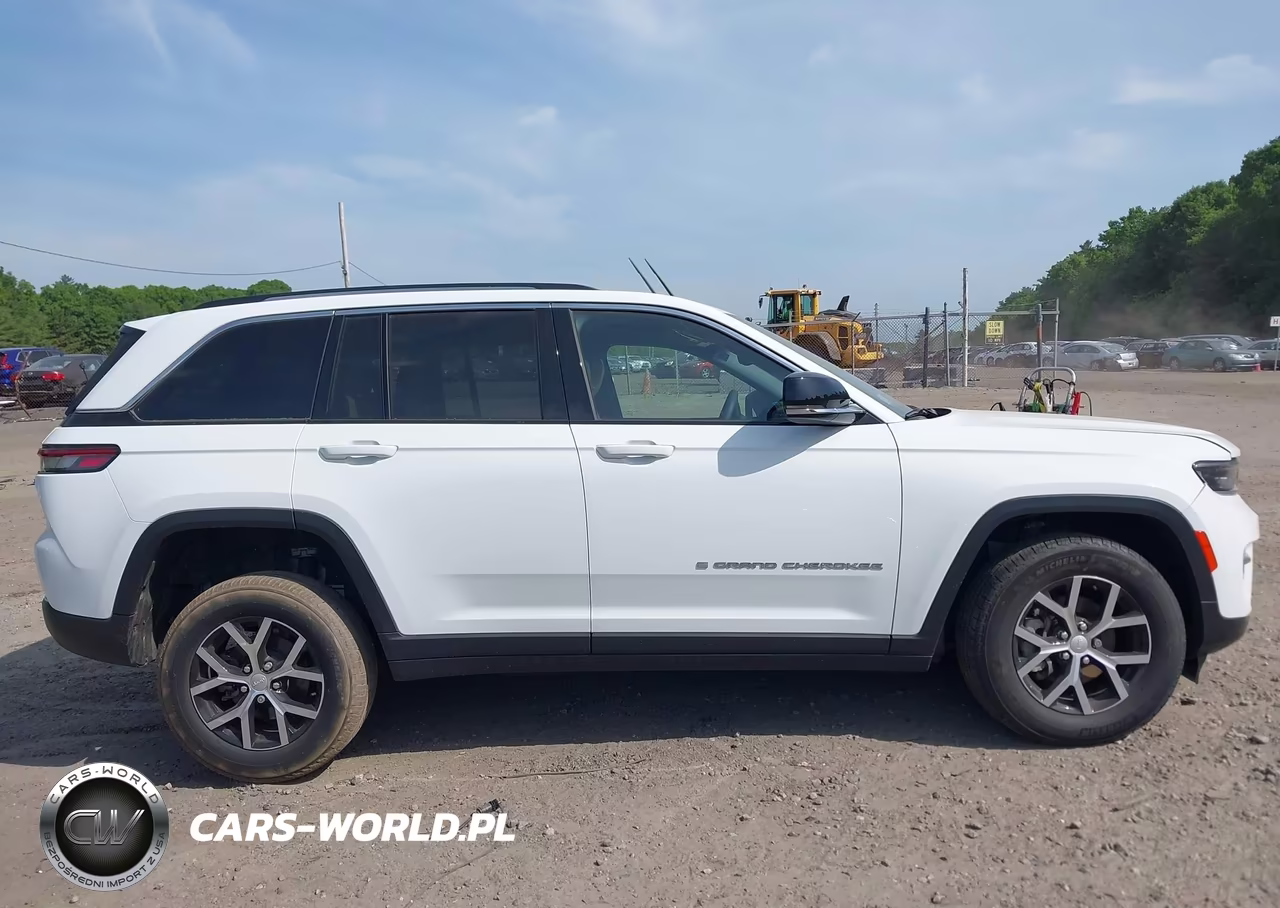 2023 Jeep Grand Cherokee Limited 4X4 VIN:1C4RJHBG5P8847797 - 13