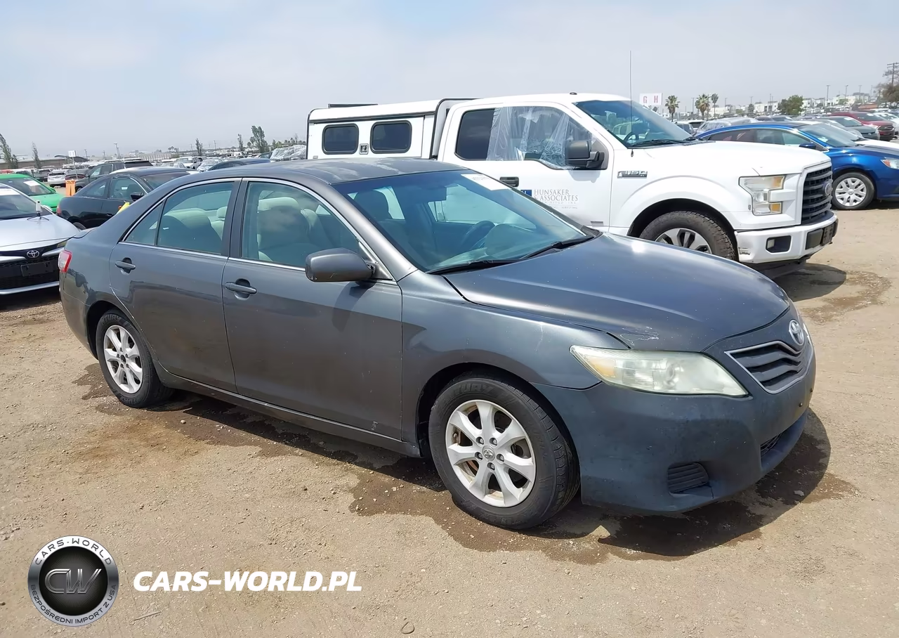 2010 Toyota Camry Le – zdjęcie 1 z 11
