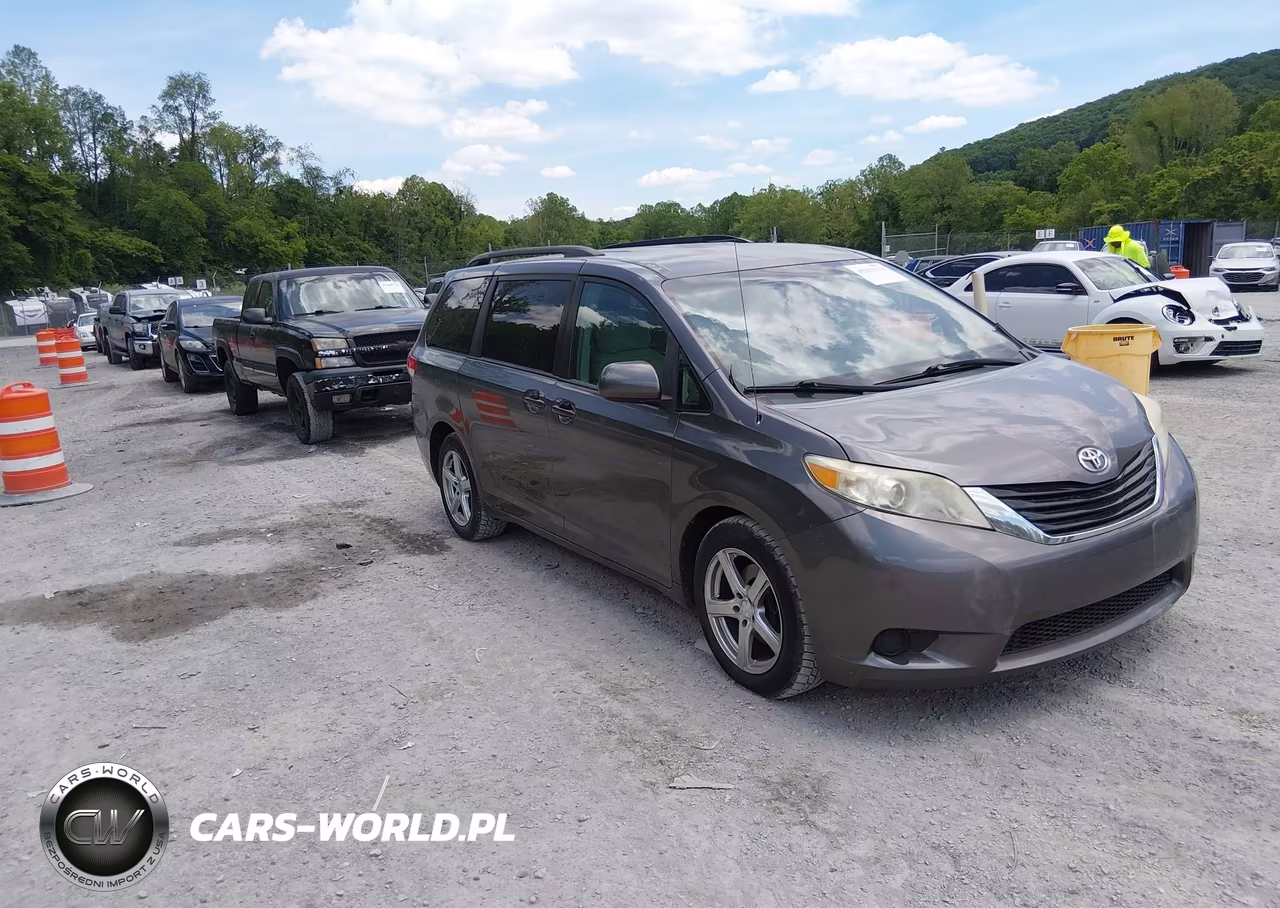 2011 Toyota Sienna Le – zdjęcie 1 z 16