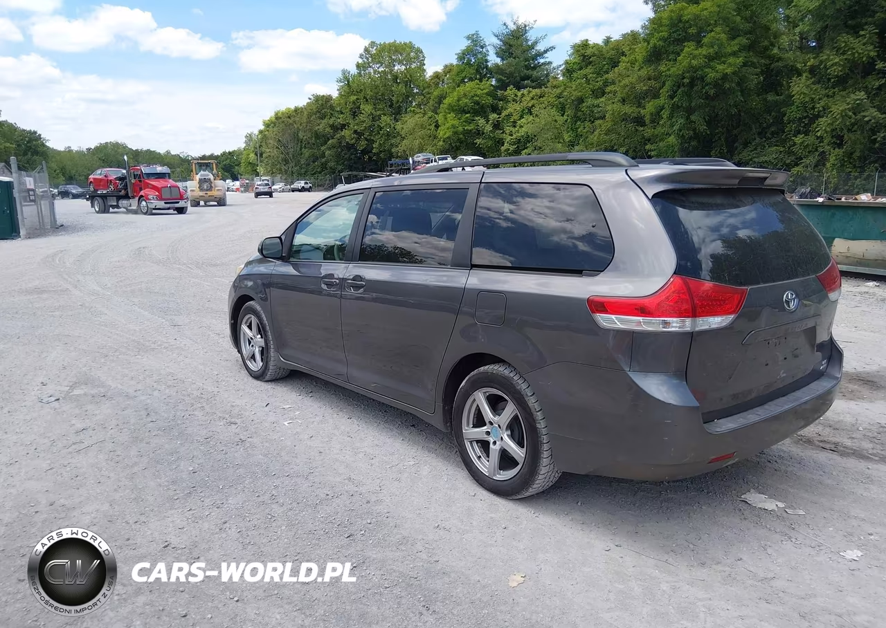 2011 Toyota Sienna Le VIN:5TDJK3DCXBS015223 - 3