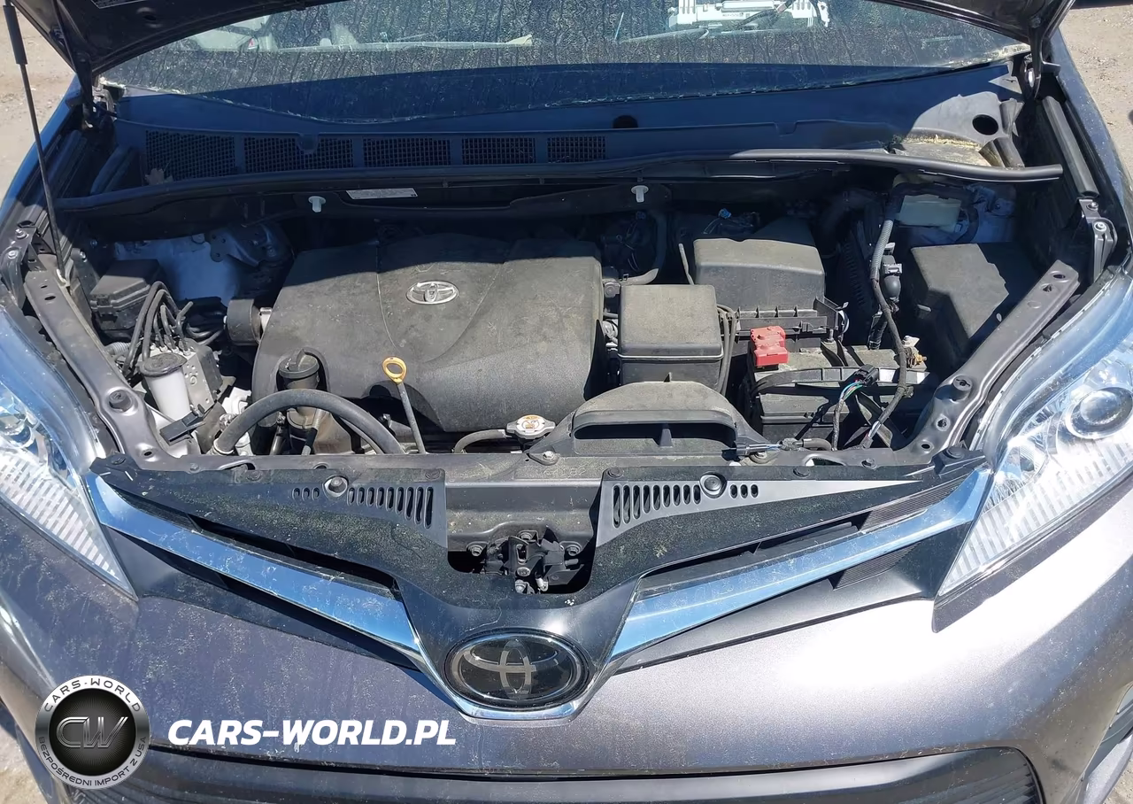 2018 Toyota Sienna Le 8 Passenger VIN:5TDKZ3DC6JS921285 - 10
