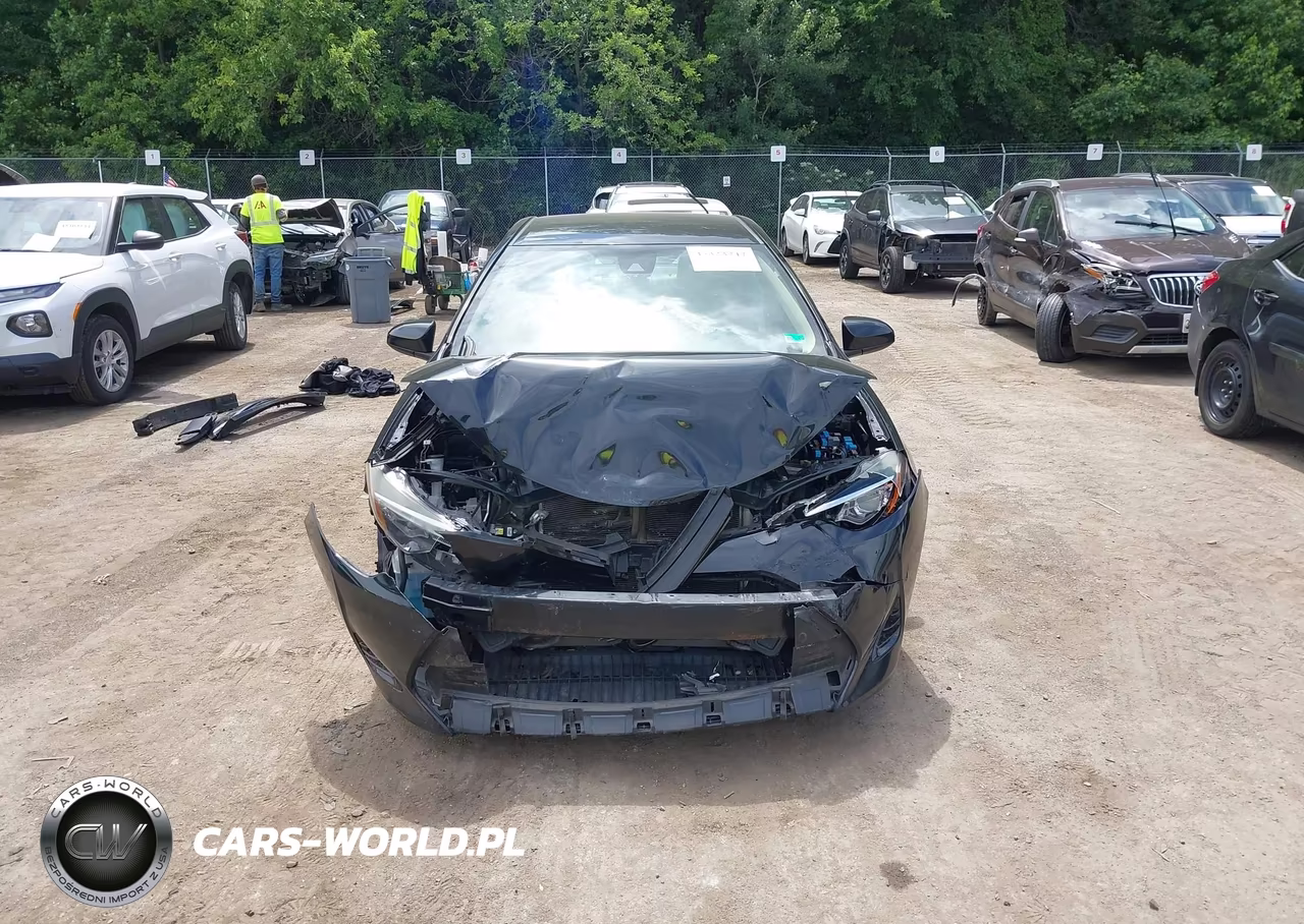 2018 Toyota Corolla Le VIN:5YFBURHE8JP777454 - 13