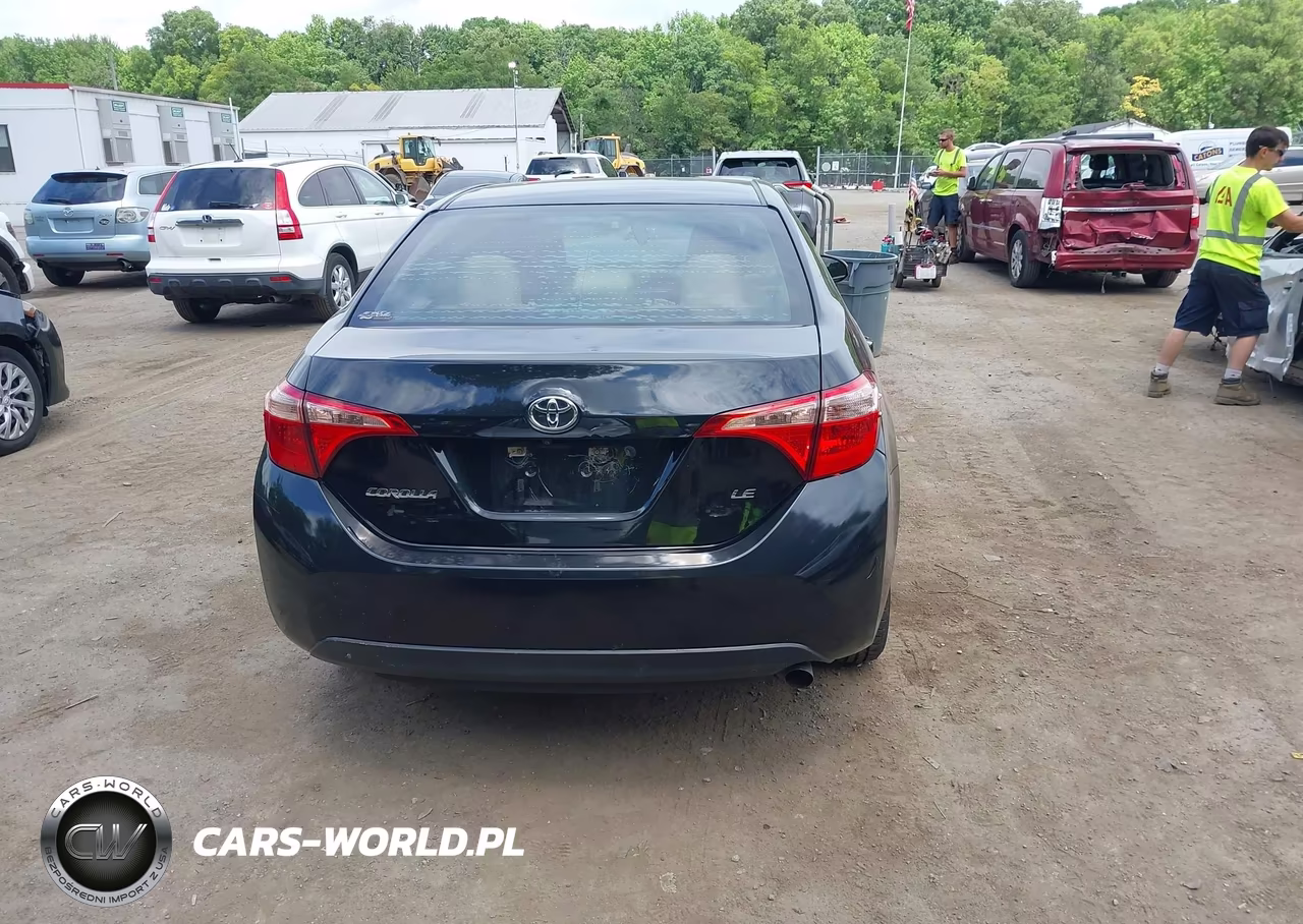 2018 Toyota Corolla Le VIN:5YFBURHE8JP777454 - 17