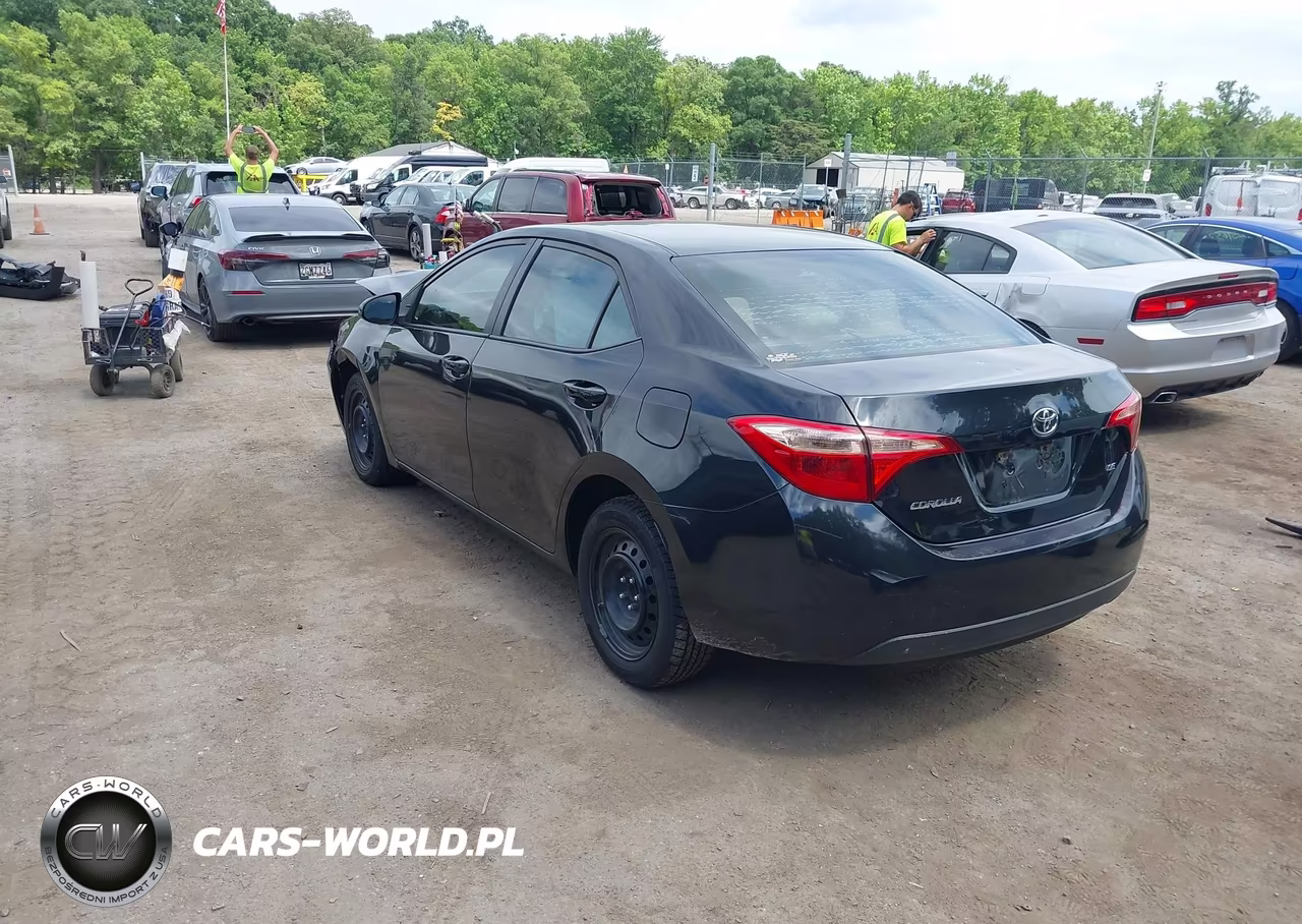 2018 Toyota Corolla Le VIN:5YFBURHE8JP777454 - 3