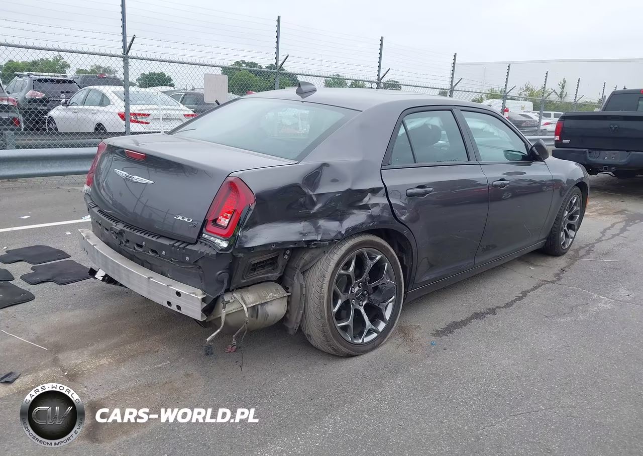 2015 Chrysler 300 300S VIN:2C3CCABG3FH786874 - 4
