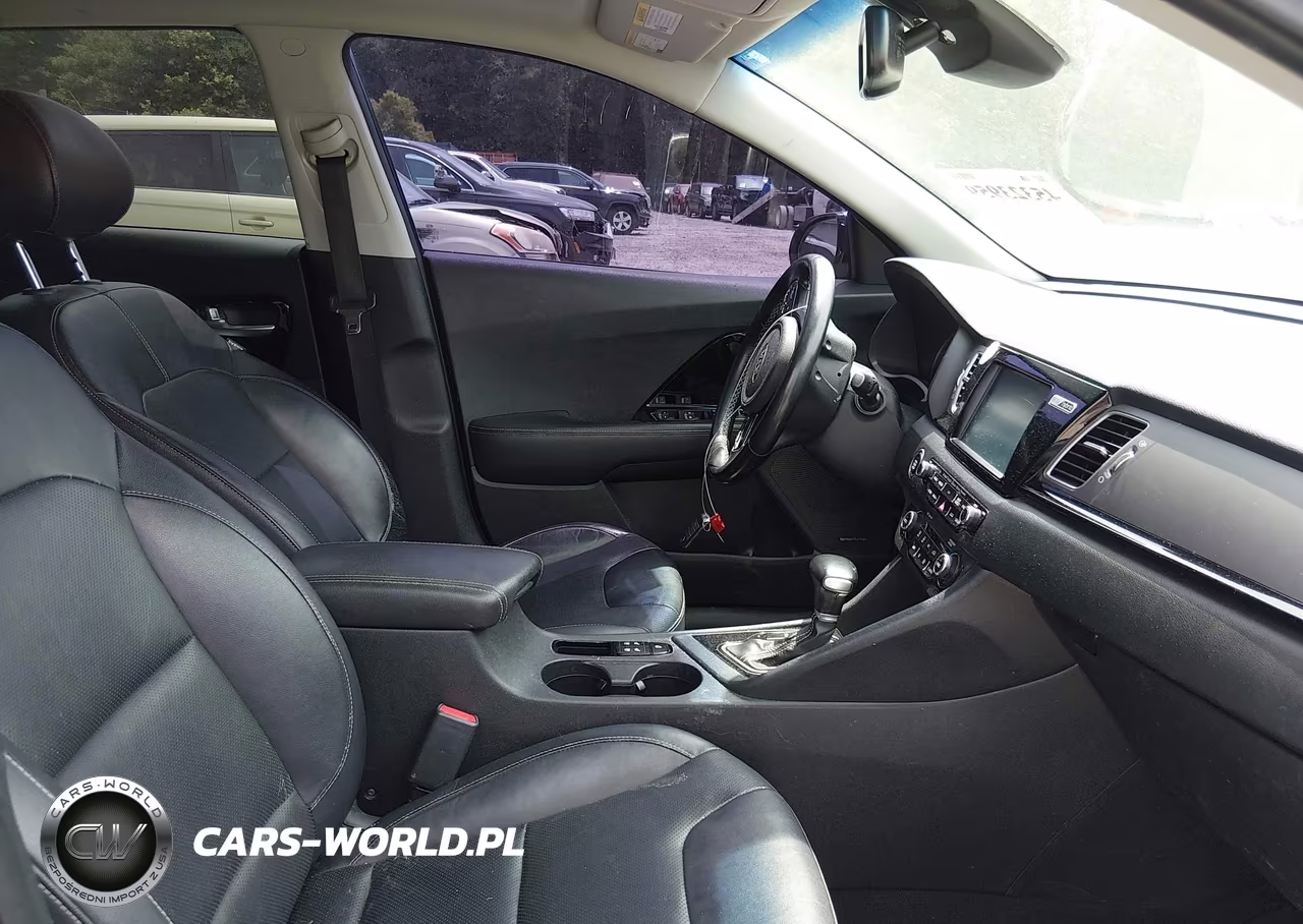 2018 Kia Niro Touring VIN:KNDCE3LC2J5174405 - 5