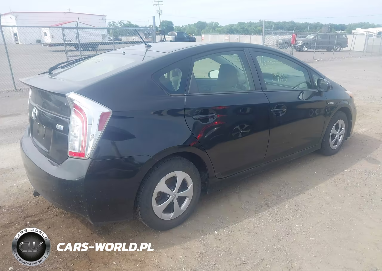 2013 Toyota Prius Two VIN:JTDKN3DU7D5577805 - 4