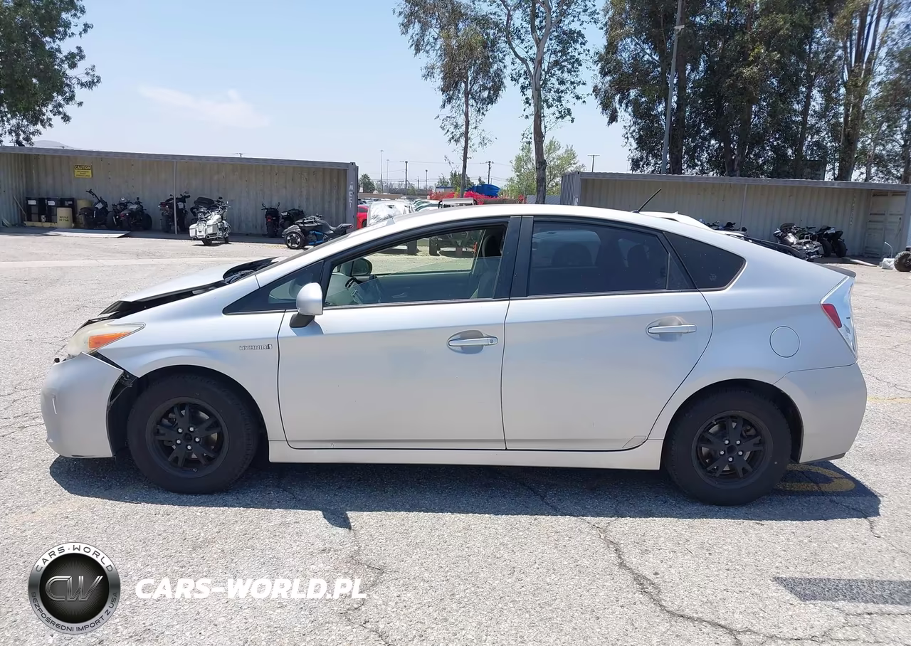 2013 Toyota Prius Two VIN:JTDKN3DU6D5623527 - 16