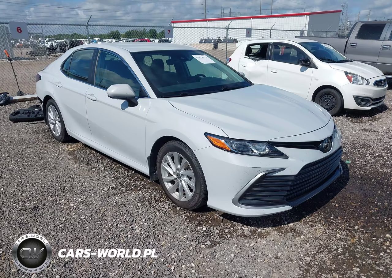 2022 Toyota Camry Le – zdjęcie 1 z 17